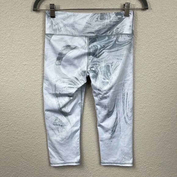 ALO YOGA Airbrushed Performance Capri Leggings White Gray Swirl Marble Sz XS - Picture 10 of 12